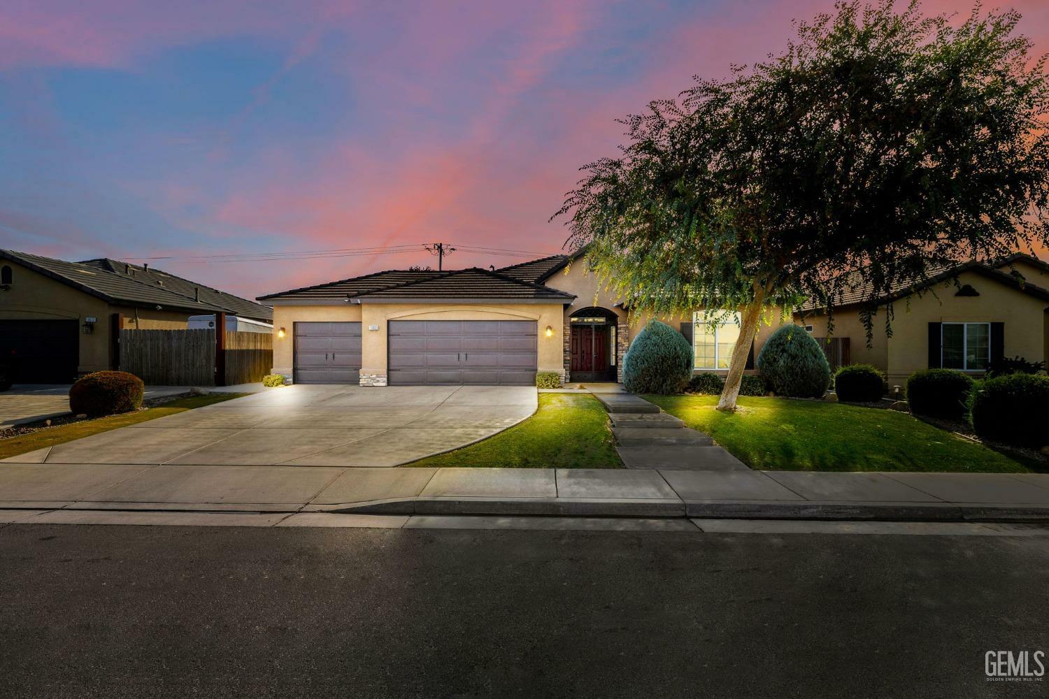 Property Photo:  10603 Avenida Frasca Drive  CA 93311 