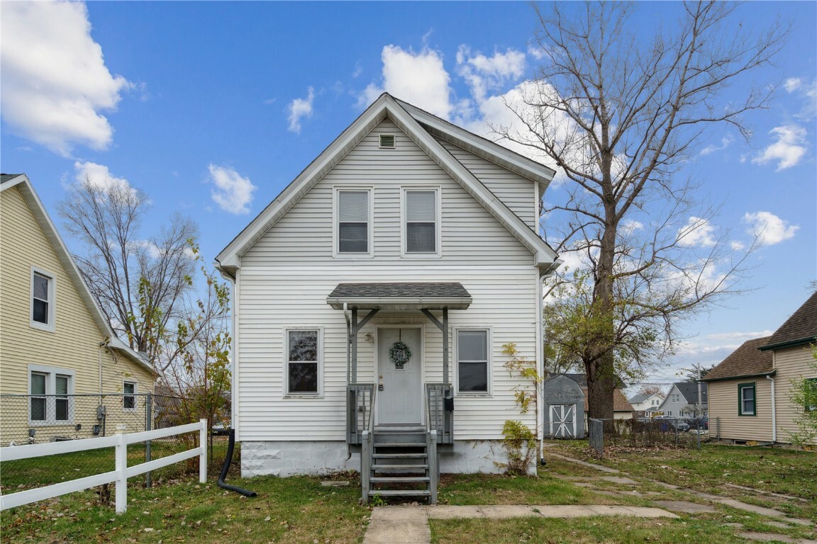 Property Photo:  1107 10th Street NW  IA 52405 