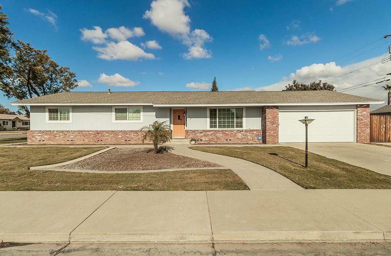 Property Photo:  572 W Huntsman Avenue  CA 93654 