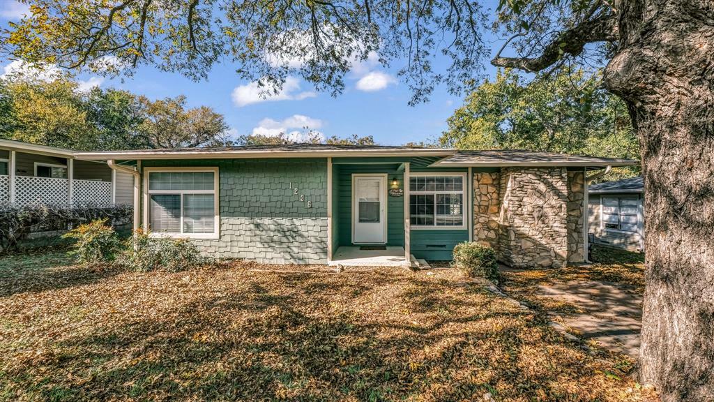 Property Photo:  1236 S Brazos Street  TX 76086 