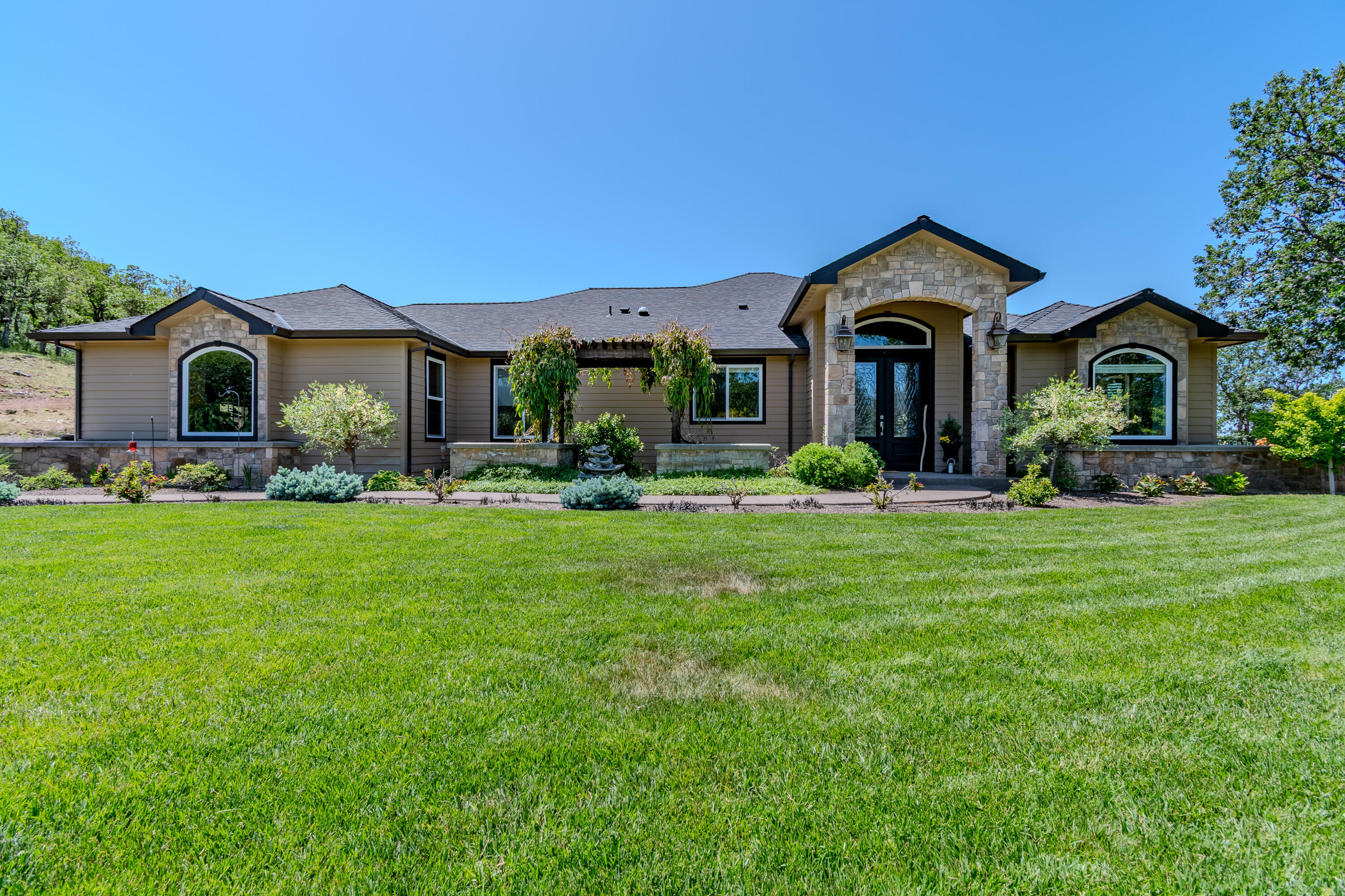 Property Photo: 1886 S Obenchain Road OR 97524