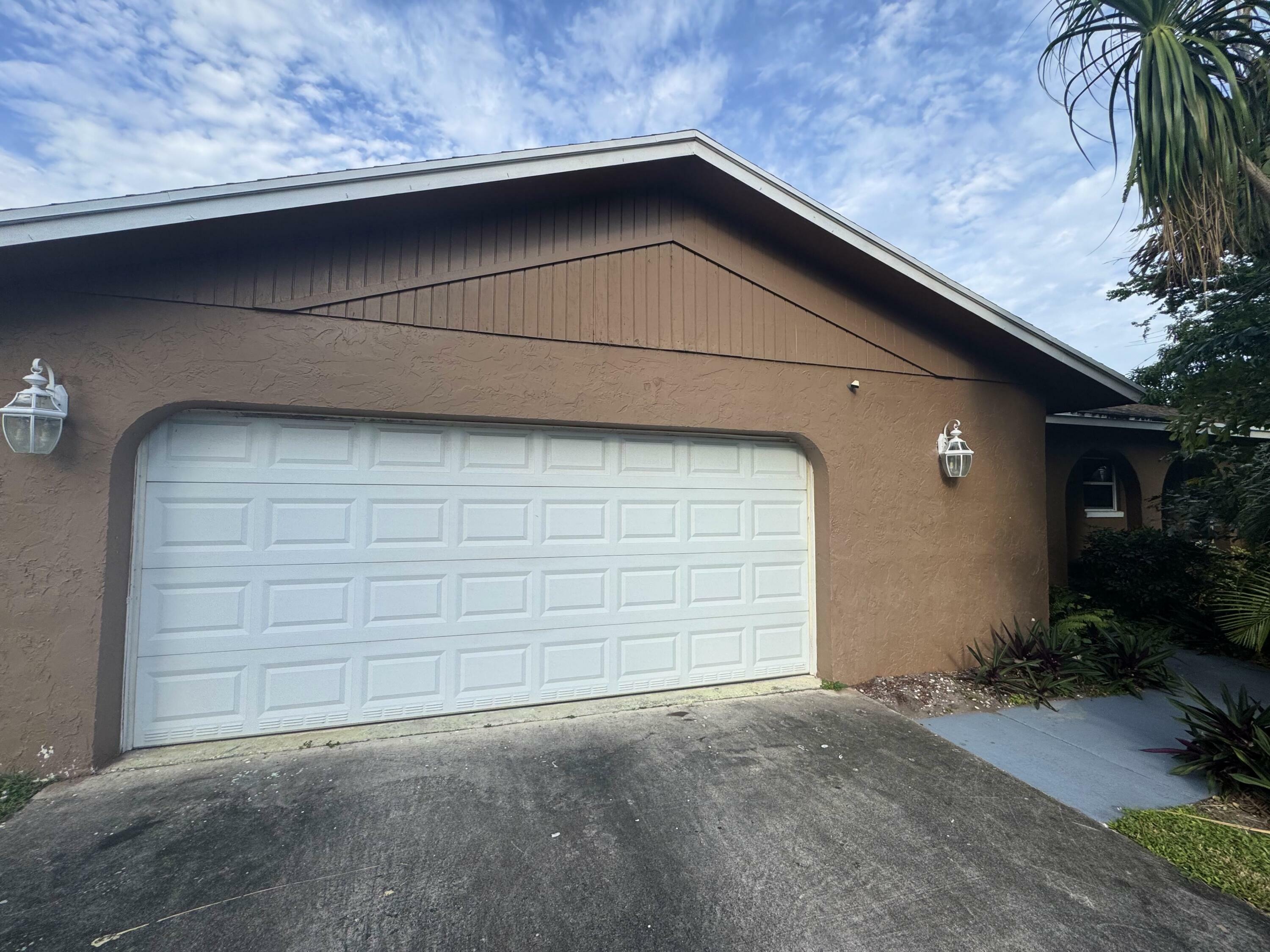 Property Photo:  230 Ross Drive  FL 33445 