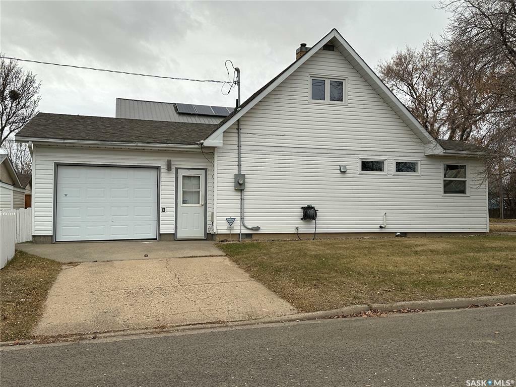 Property Photo:  178 Duffield Street W  SK S6H 5H3 