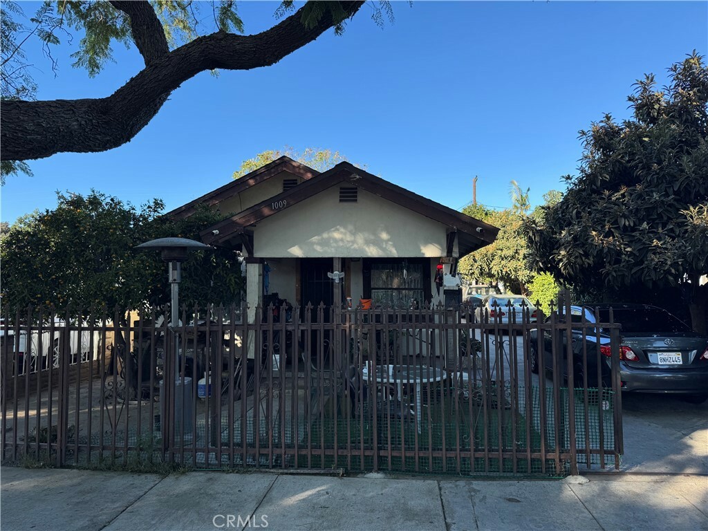 Property Photo: 1009 1011 W Myrtle Street CA 92703