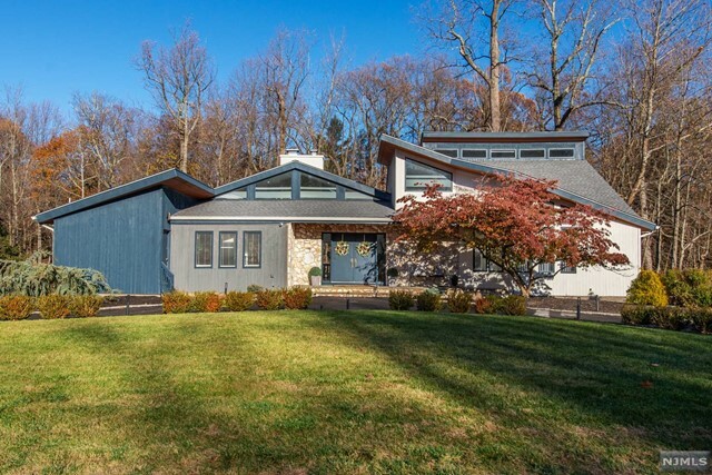 Property Photo:  20 Maywood Court  NJ 07006 