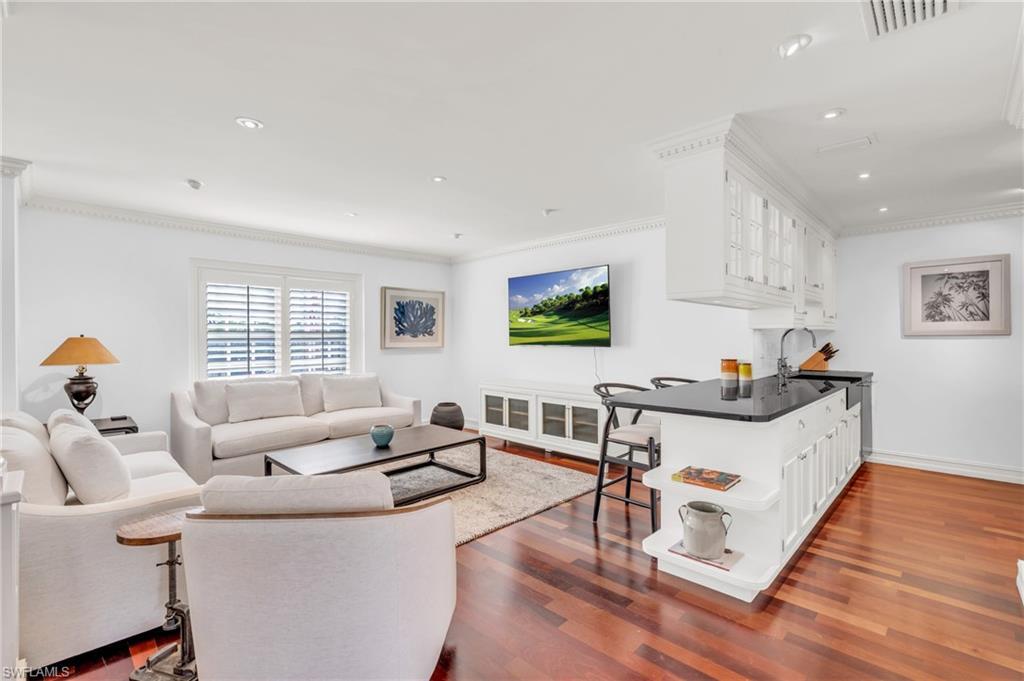 Property Photo: 271 Broad Ave S 202 FL 34102