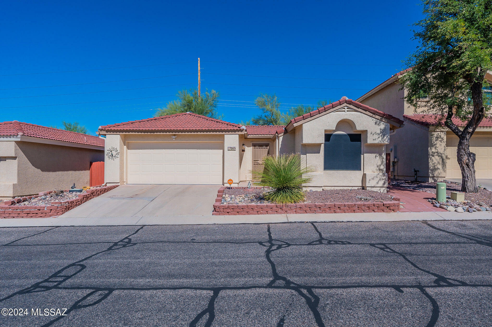 Property Photo:  706 W Mountain Ridge Drive  AZ 85737 