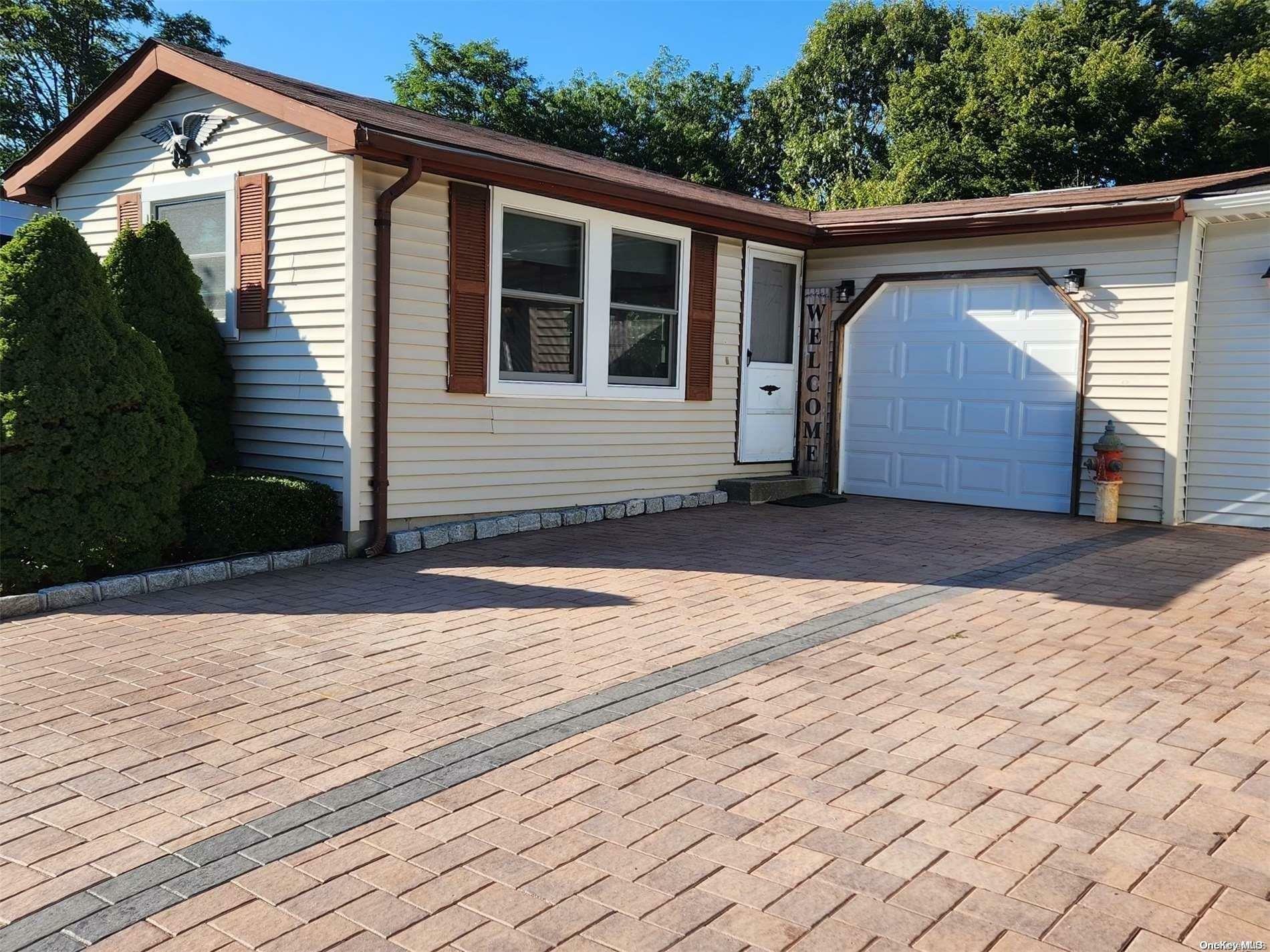 Property Photo:  10 Greenwood Boulevard 10  NY 11949 