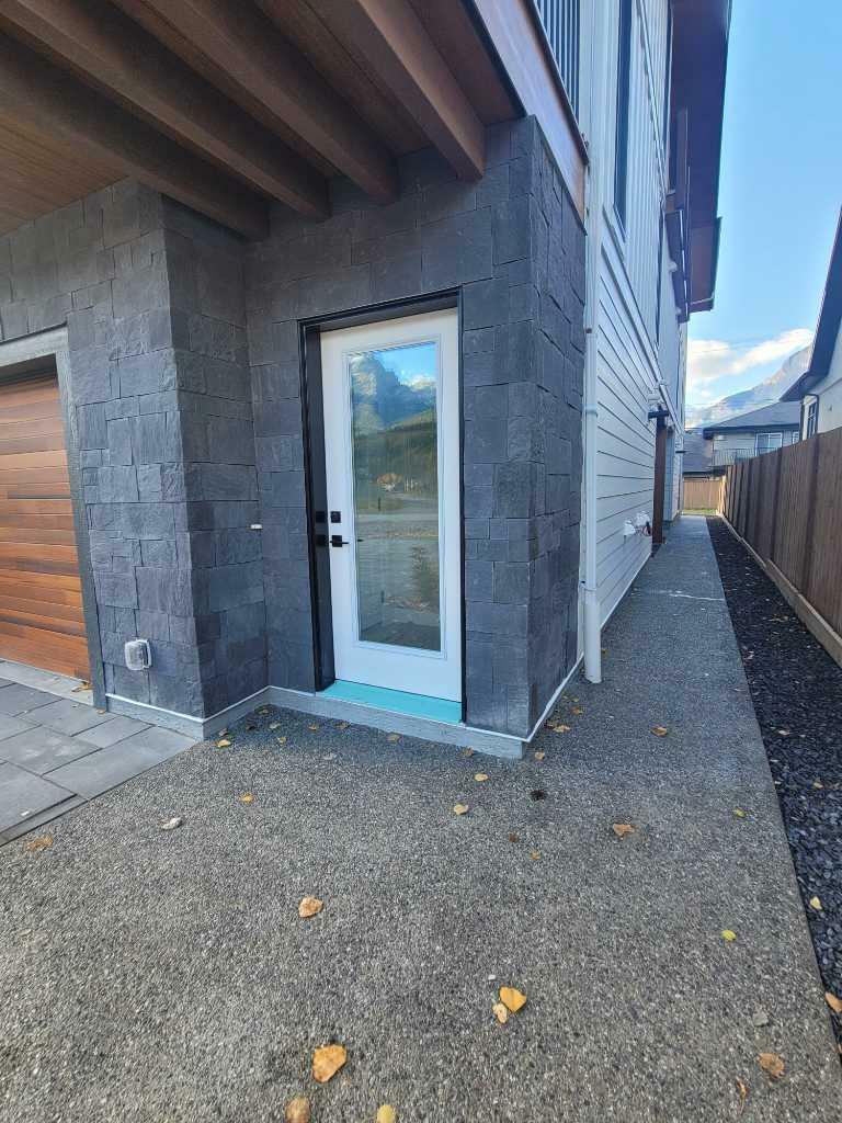 Property Photo:  1615 1 Avenue Unit 3  AB T1W 1M7 