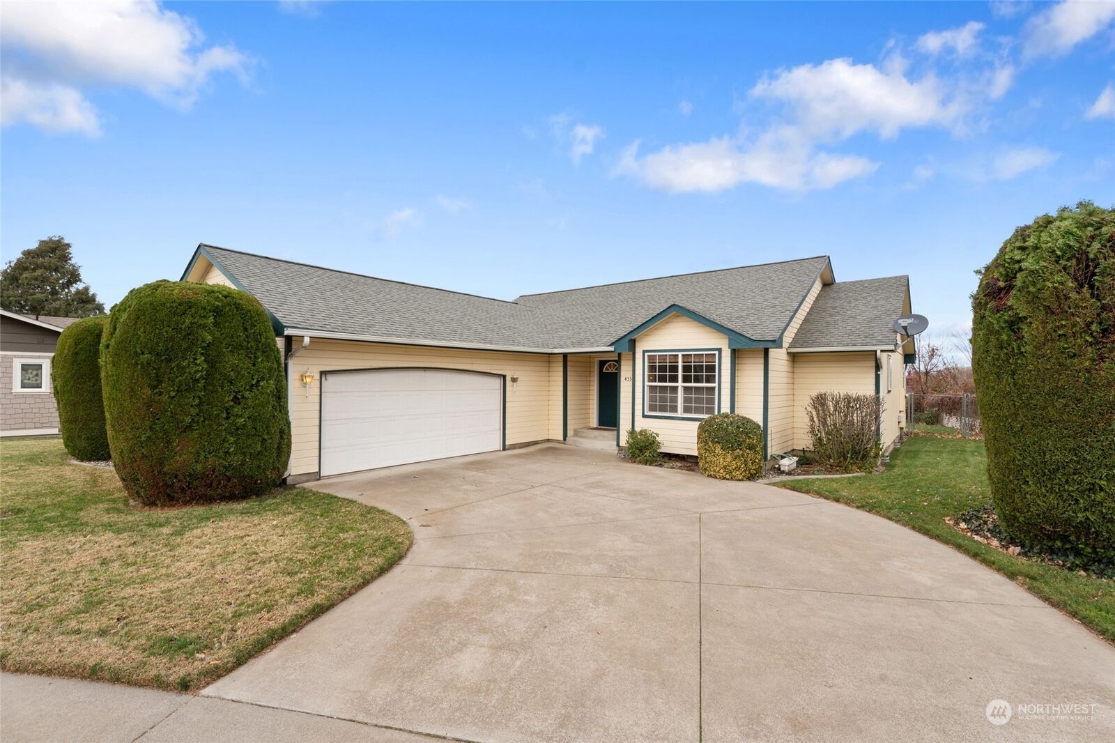 Property Photo:  433 SE Stanford Place  WA 99324 