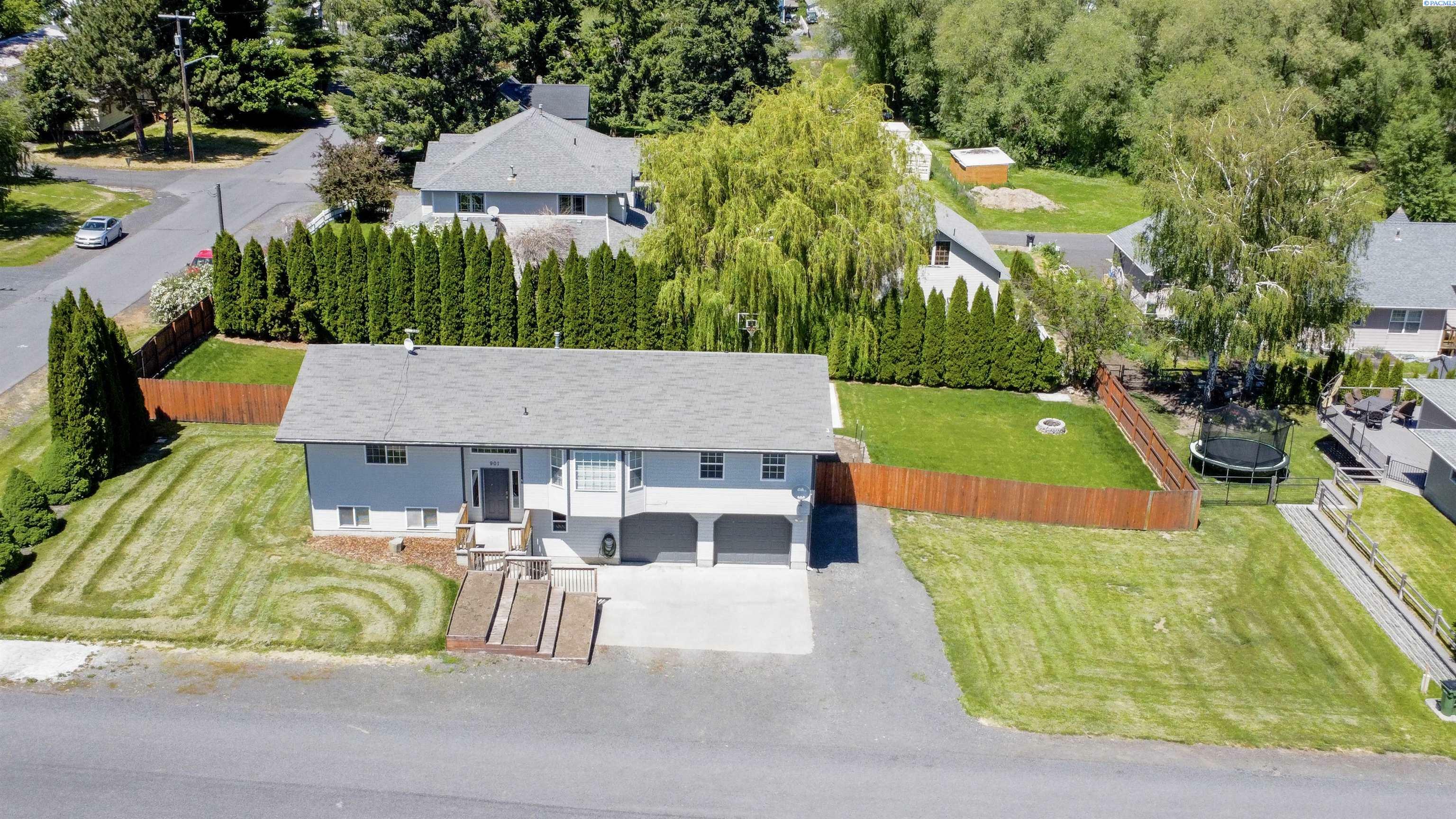 Property Photo:  901 Harrison St  WA 99113 