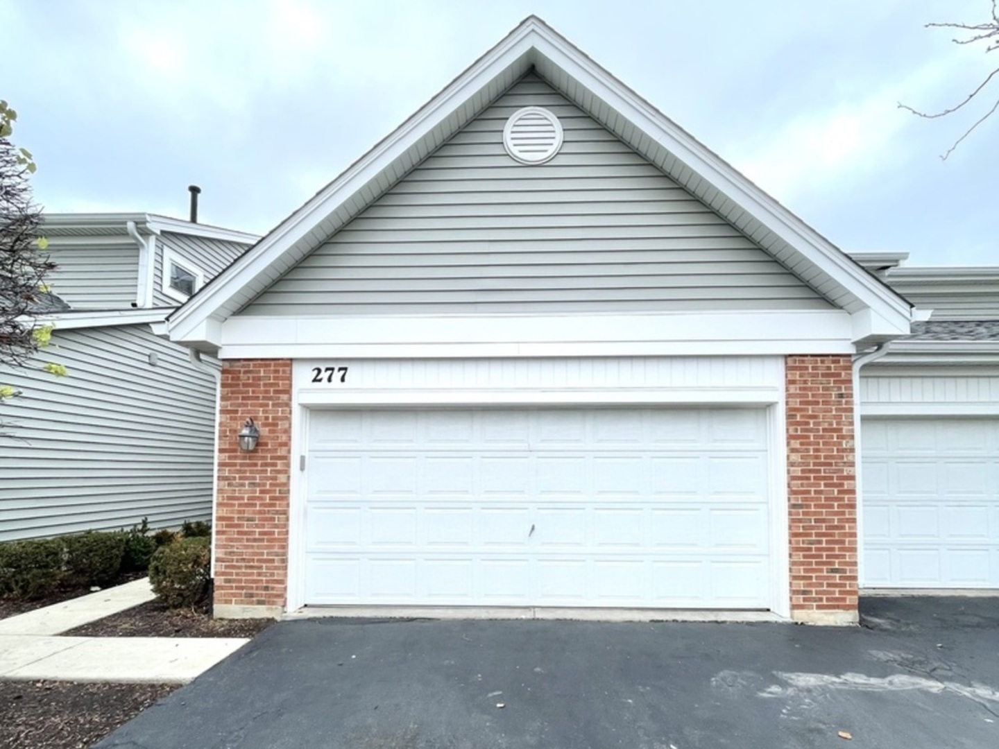 Property Photo:  277 Camelot Lane  IL 60188 