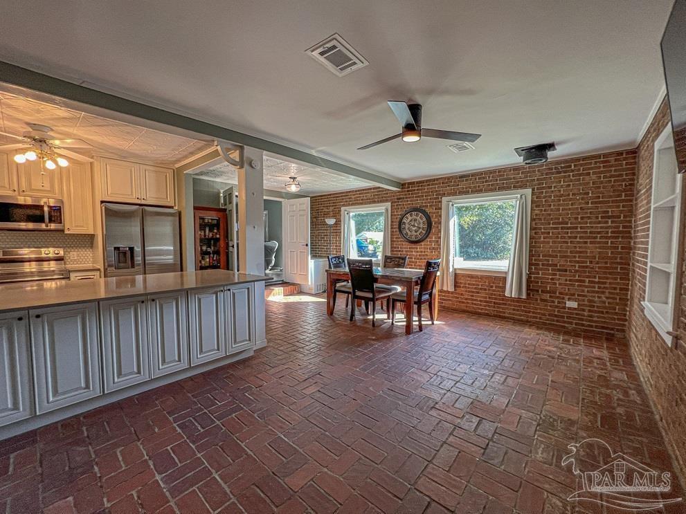 Property Photo: 6668 Maple St FL 32570