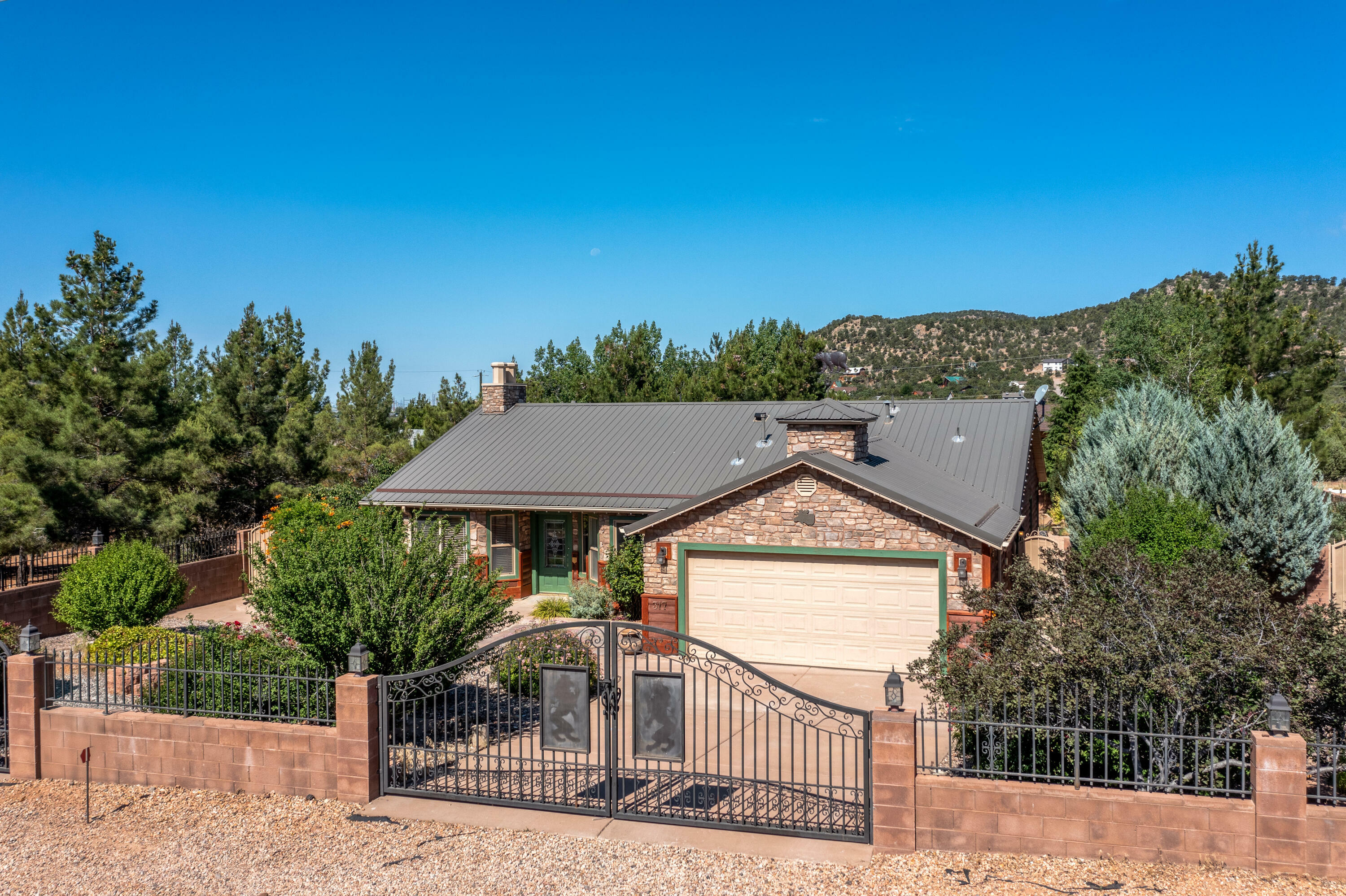 Property Photo:  317 N Pinion Cir  UT 84722 