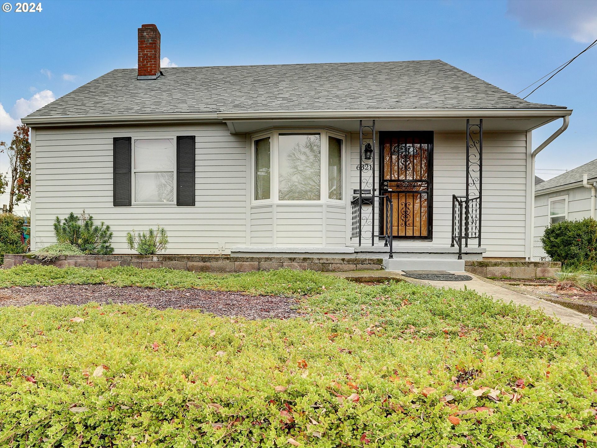 Property Photo: 6321 N Amherst St OR 97203