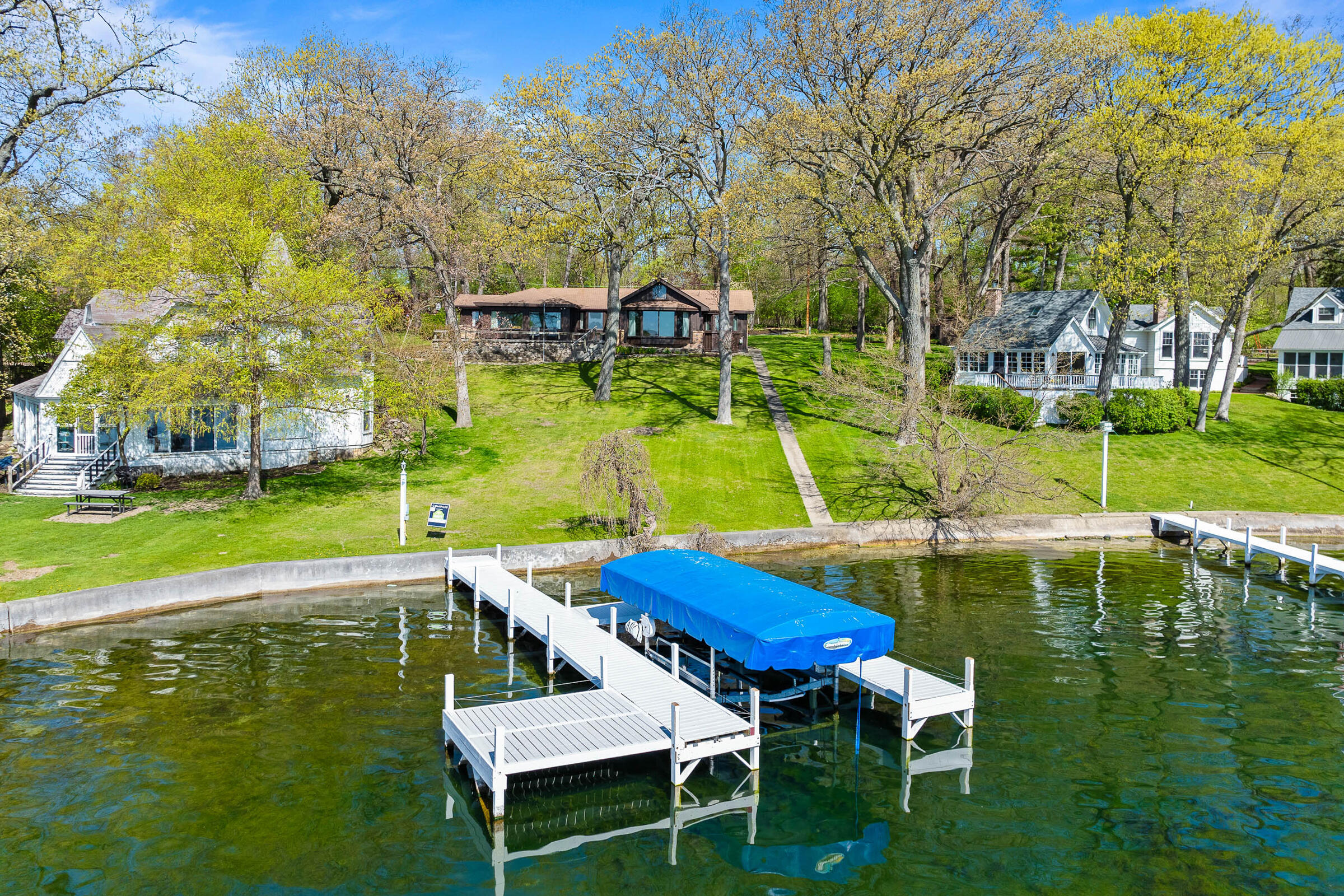 2572 North Shore Dr  Delavan WI 53115 photo