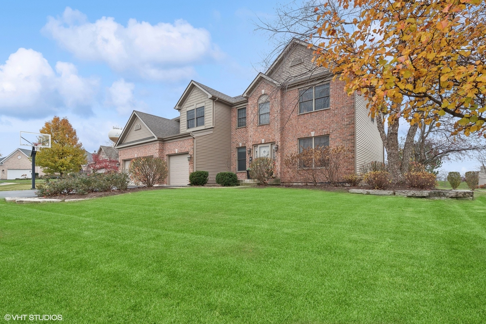 Property Photo:  1300 Sandhill Court  IL 60002 