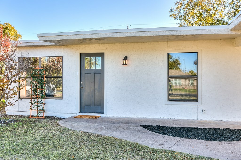 Property Photo:  909 E 23rd St  TX 76903 