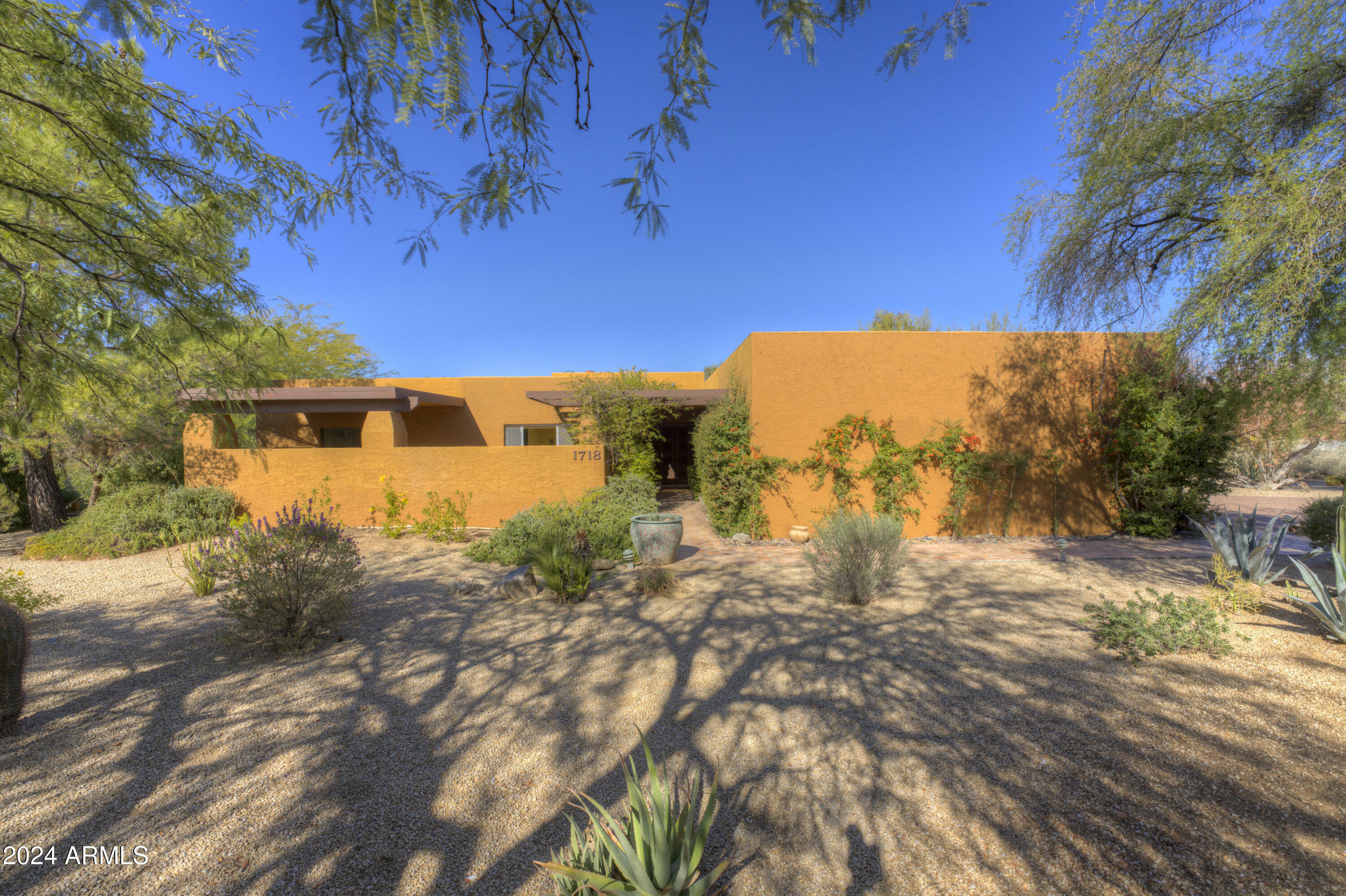 Property Photo:  1718 E Staghorn Lane  AZ 85377 