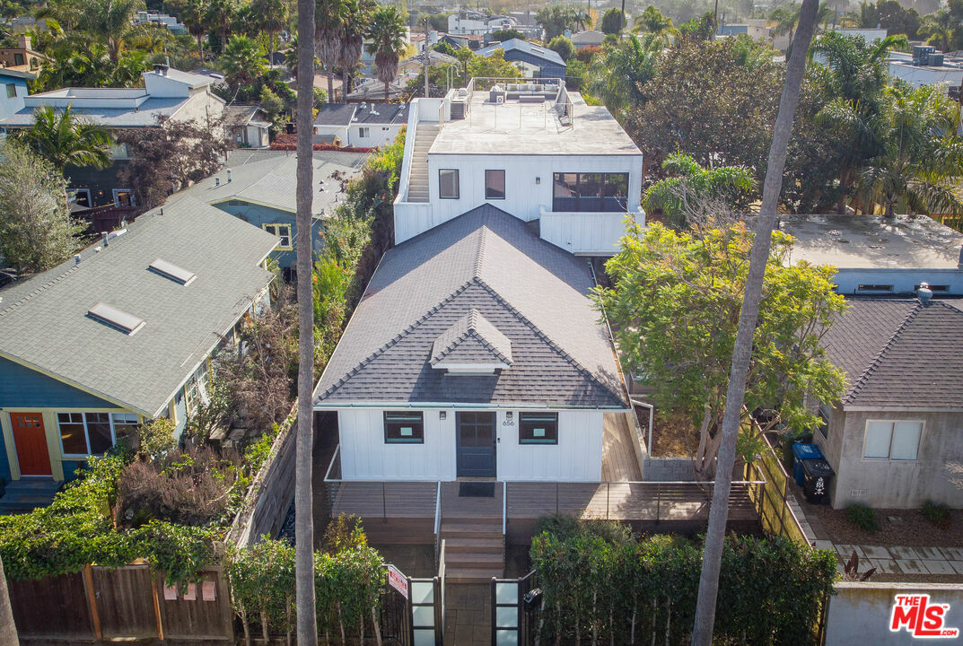 Property Photo:  656 San Juan Ave  CA 90291 