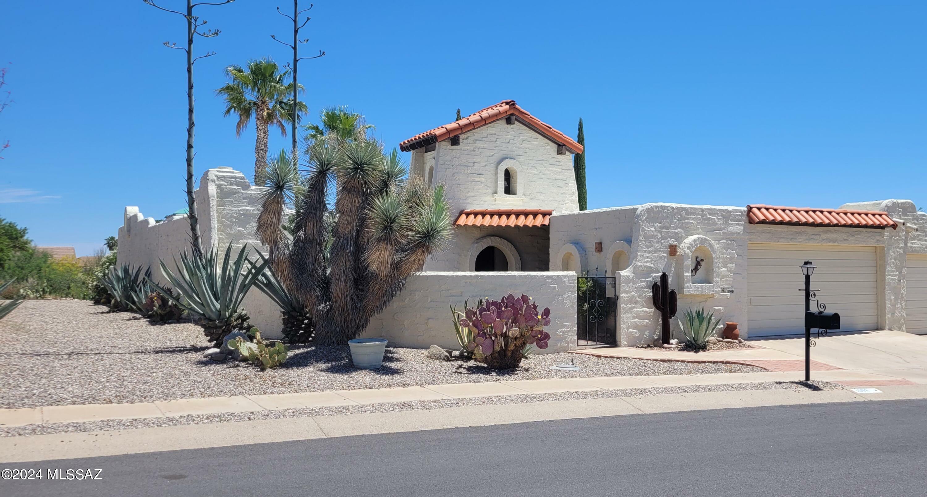 Property Photo:  1098 W Crculo Del Norte  AZ 85614 