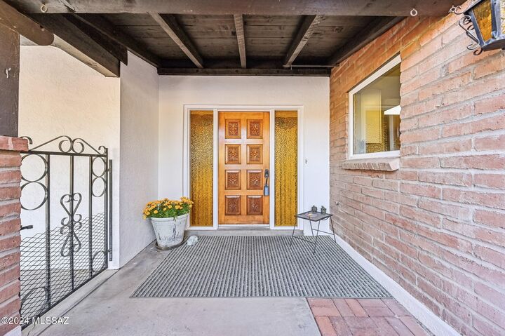 Property Photo:  611 S Los Opalos  AZ 85614 