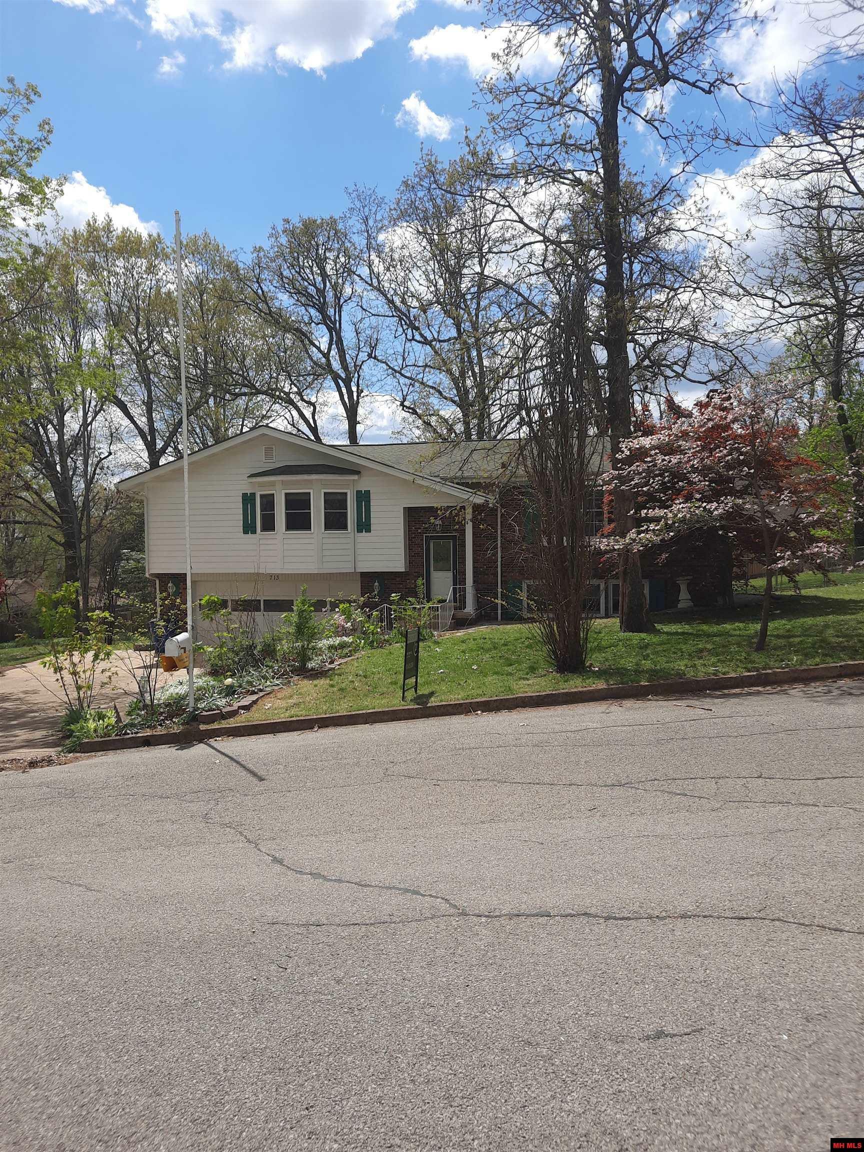 Property Photo: 713 Oak Knoll Drive AR 72653