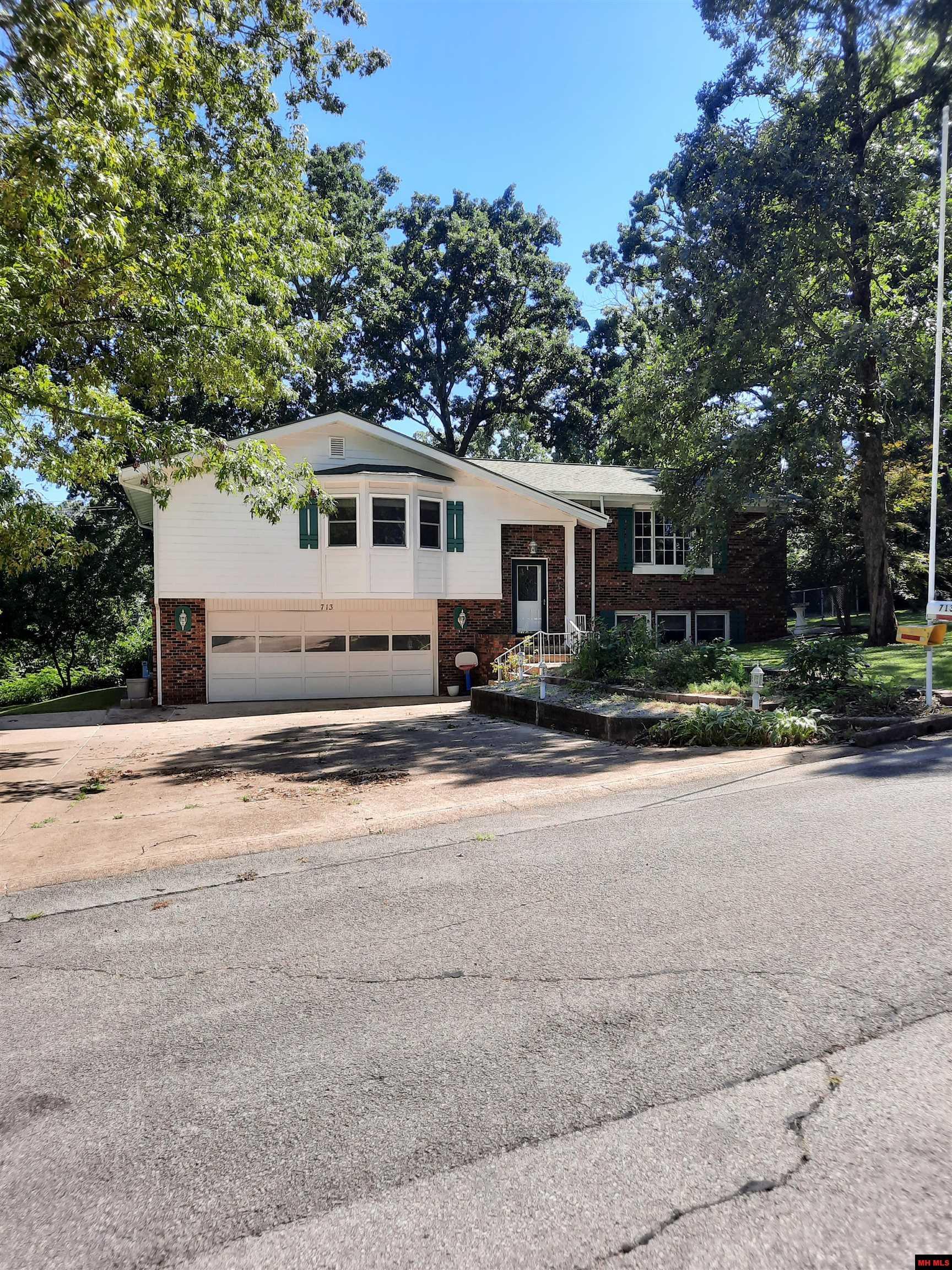 Property Photo: 713 Oak Knoll Drive AR 72653