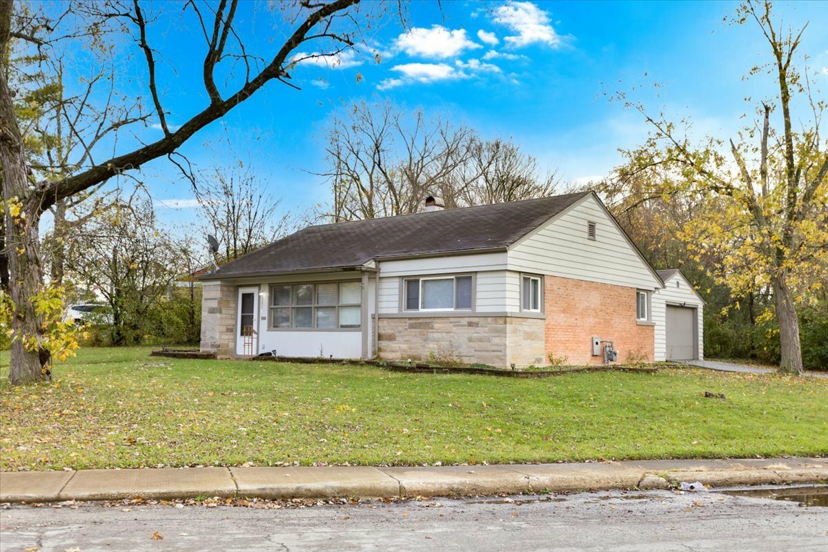 Property Photo:  321 Onarga Street  IL 60466 