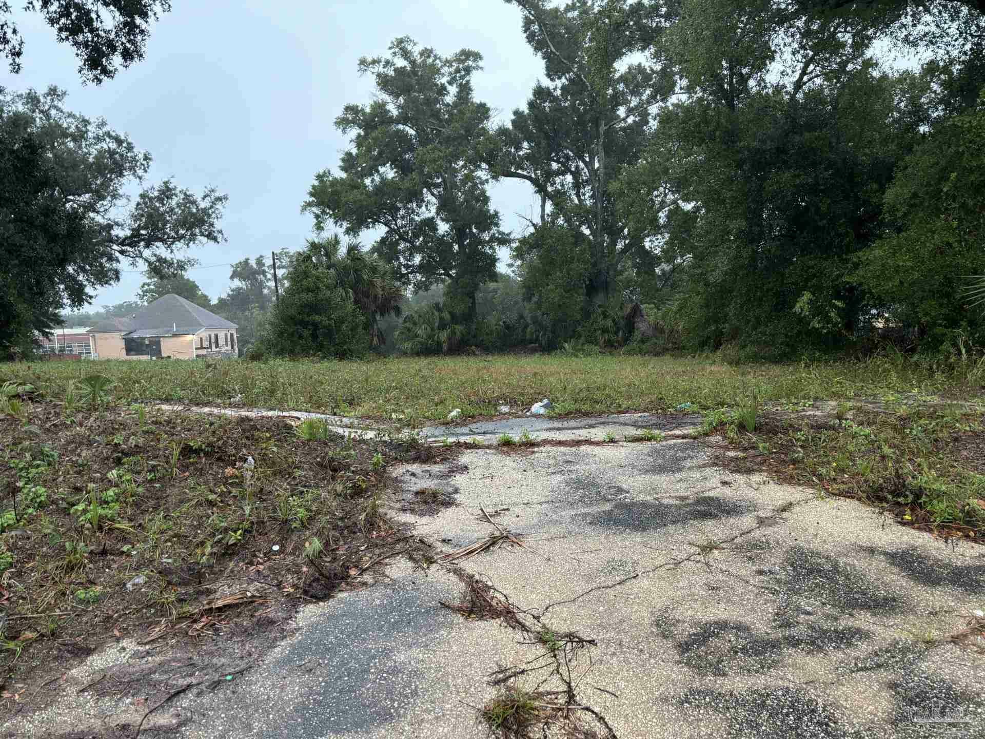 Property Photo:  1202 W Lee St  FL 32501 