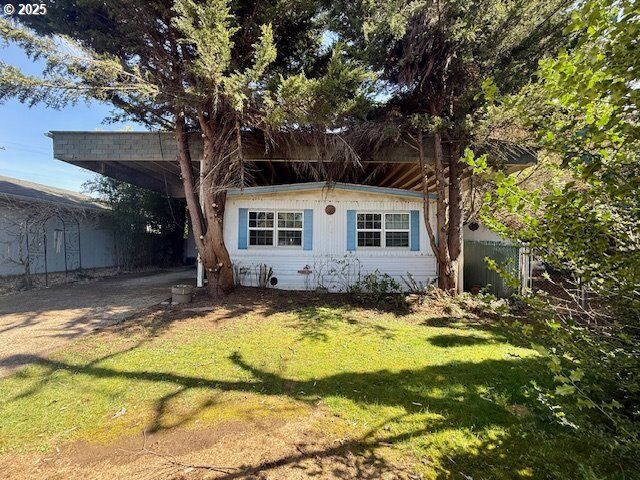 Property Photo:  2073 Inland Way  OR 97477 