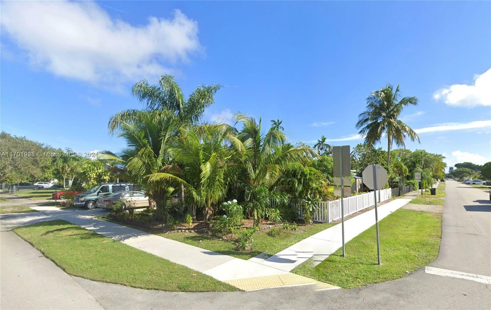 Property Photo:  1033 S 26th Ave  FL 33020 