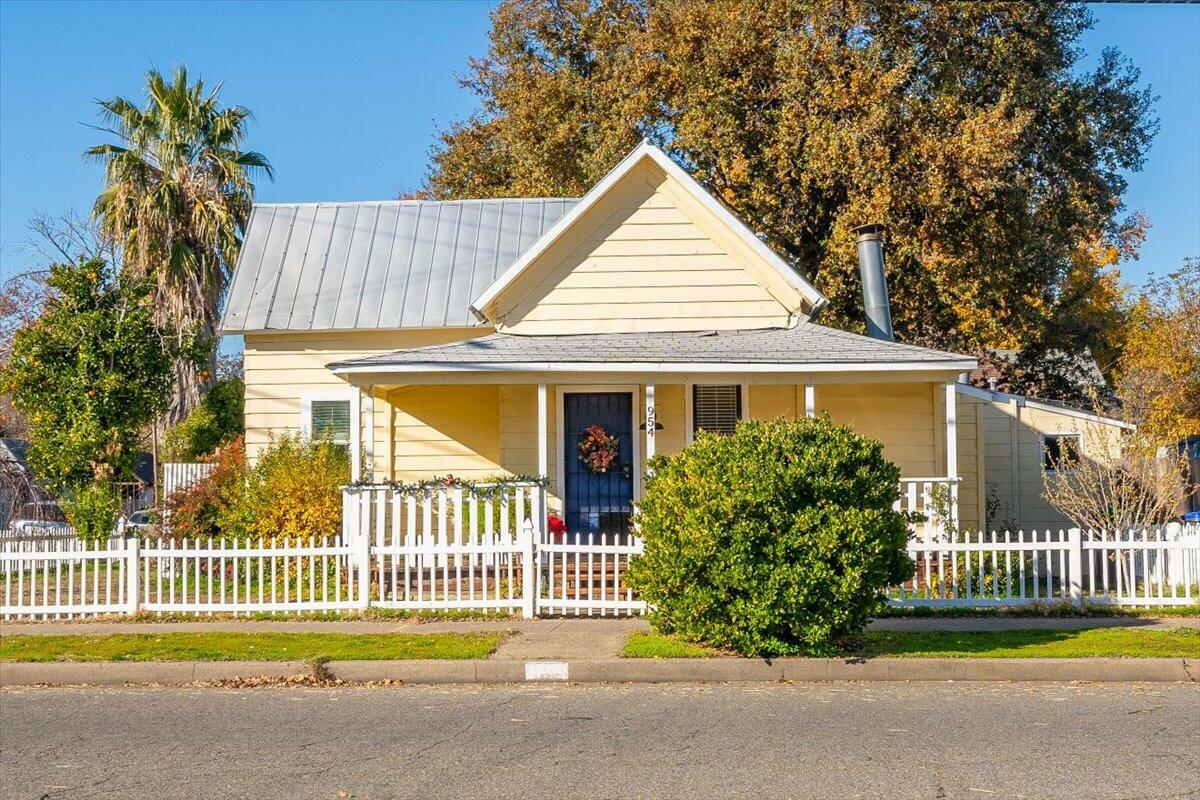 Property Photo:  954 Douglass Street  CA 96080 