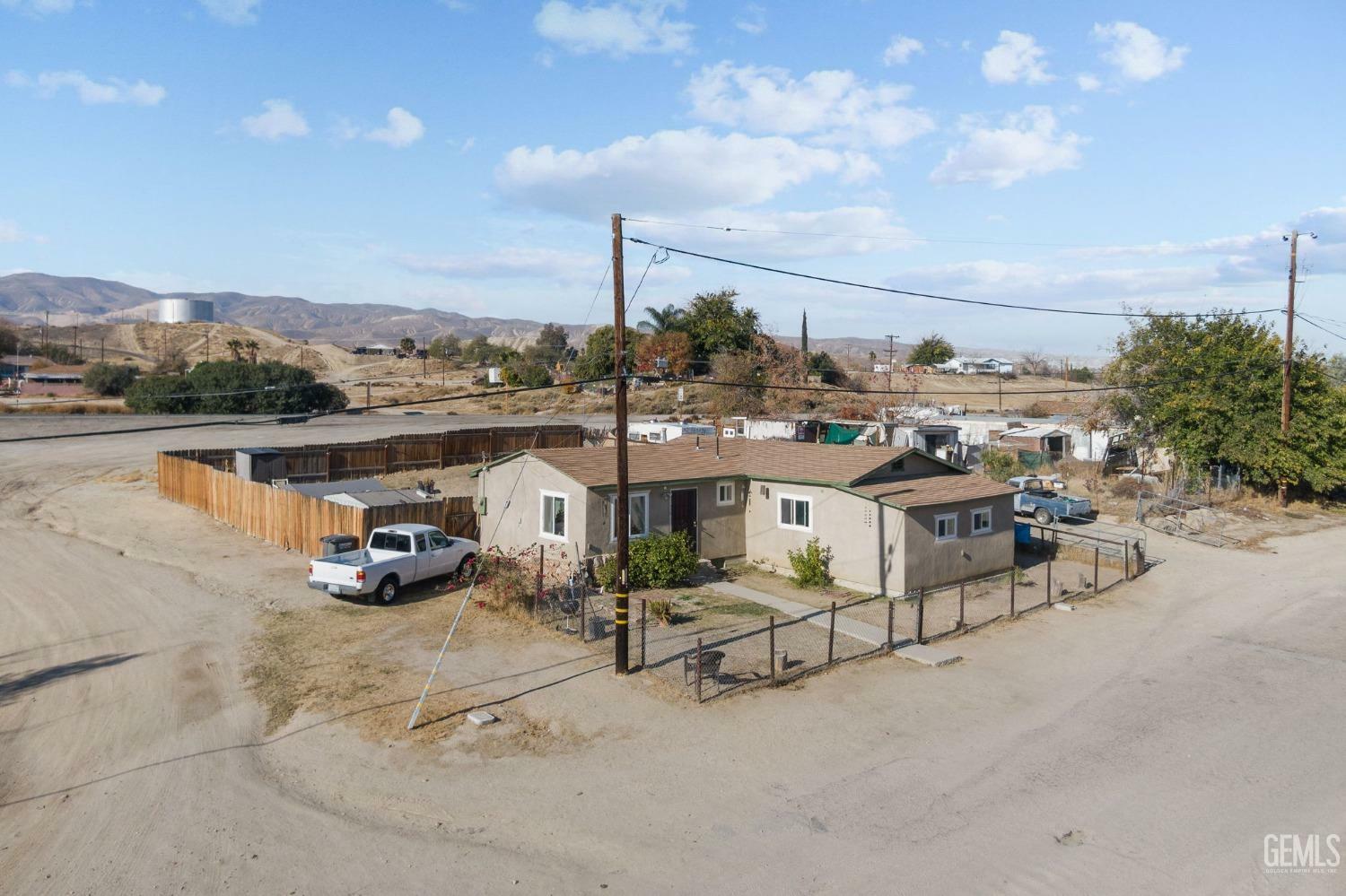 Property Photo:  525 S Kern Street  CA 93252 