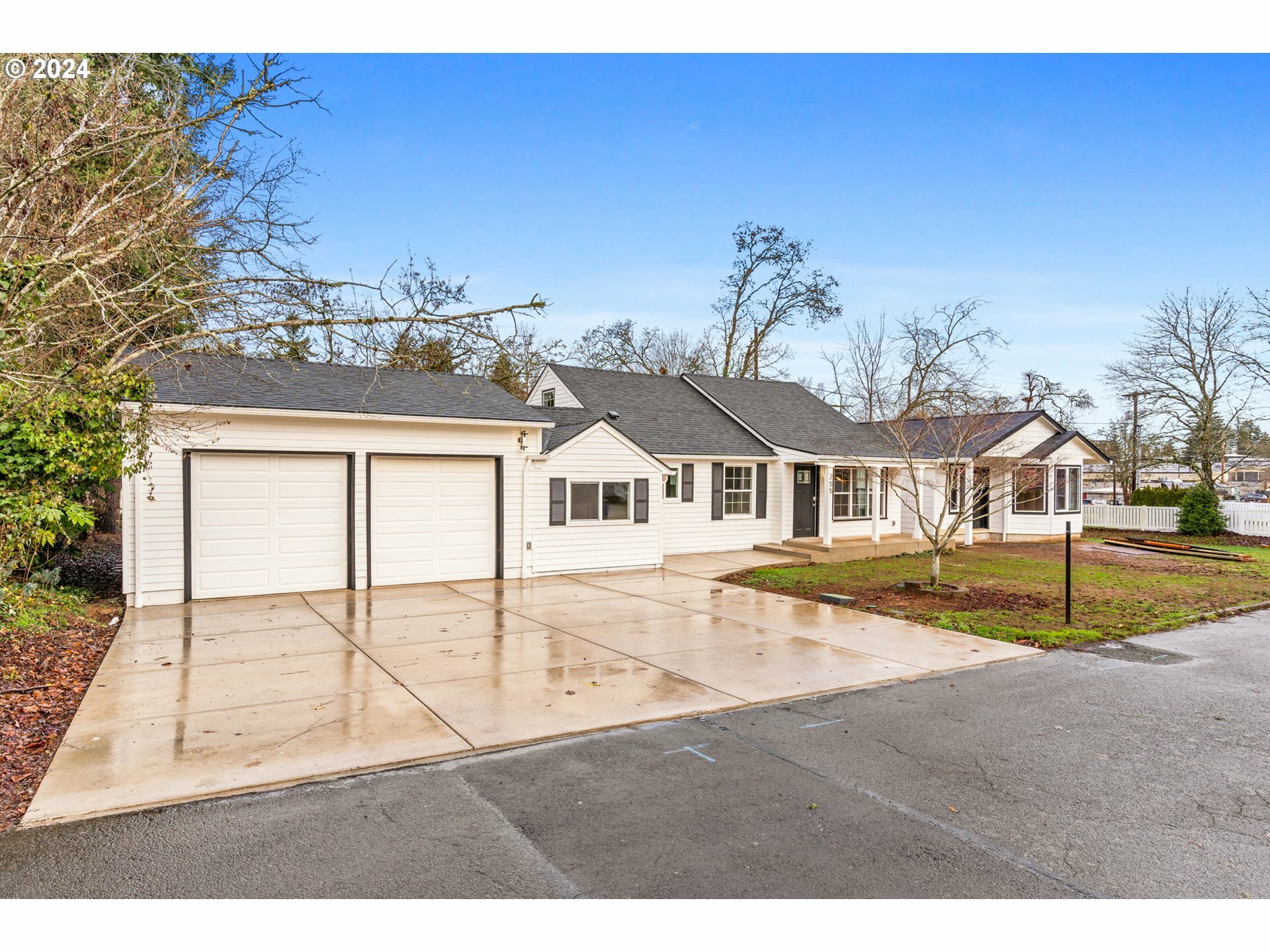 Property Photo: 255 S Southview Pl OR 97302