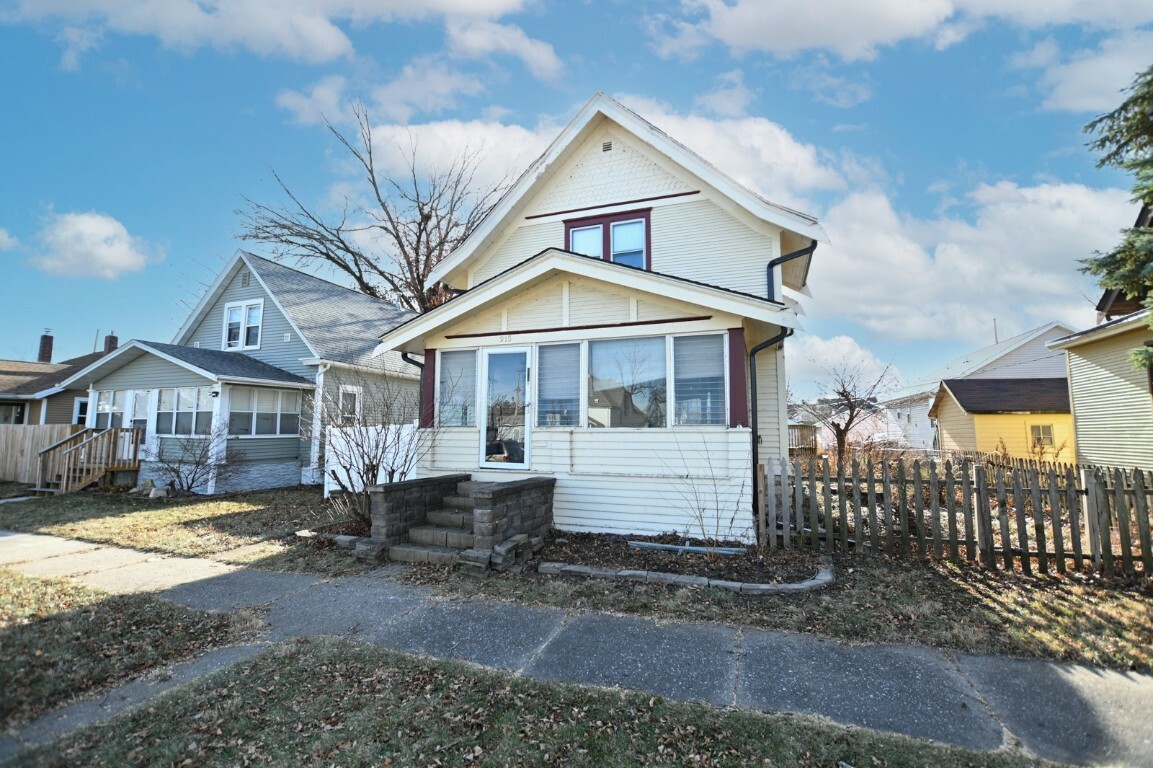 Property Photo:  915 D Ave NW  IA 52405 