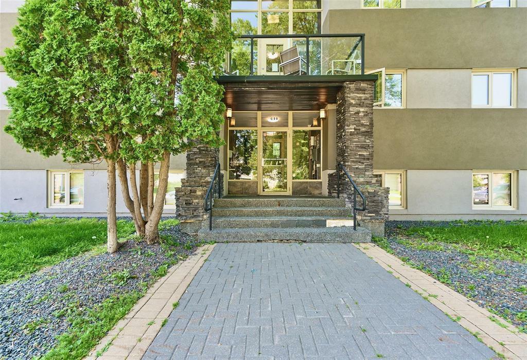 Property Photo:  100 Killarney Avenue  MB R3T 3B2 