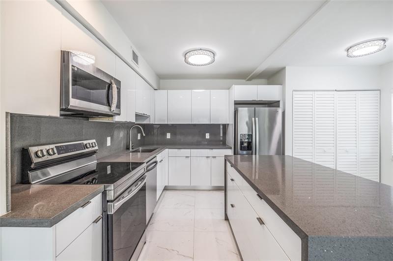 Property Photo:  2621 SW 12th Ter  FL 33315 