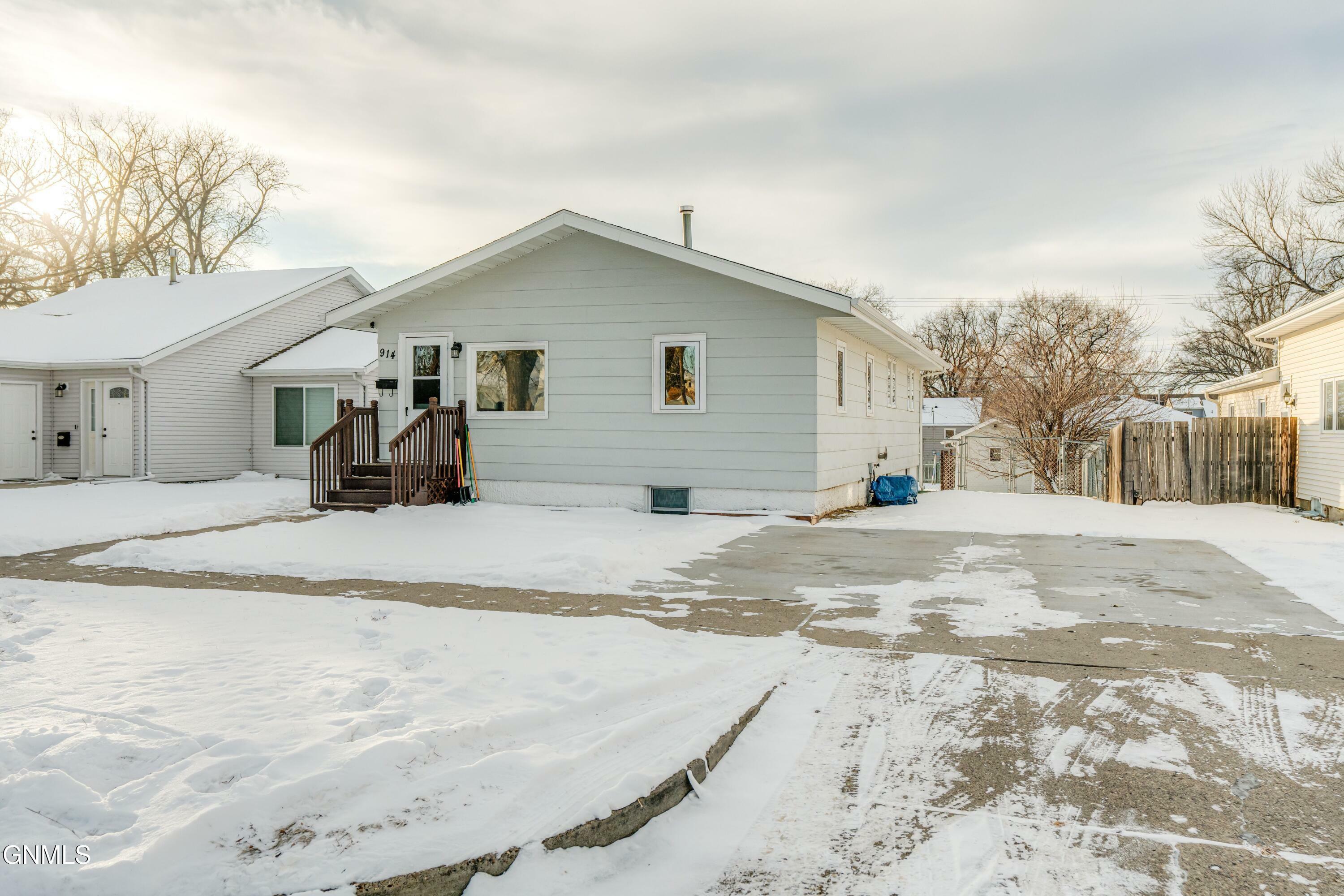 Property Photo:  914 13th Street  ND 58501 