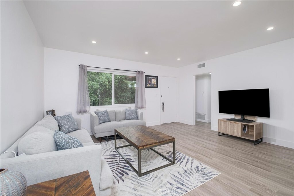 Property Photo:  410 N Market Street 27  CA 90302 