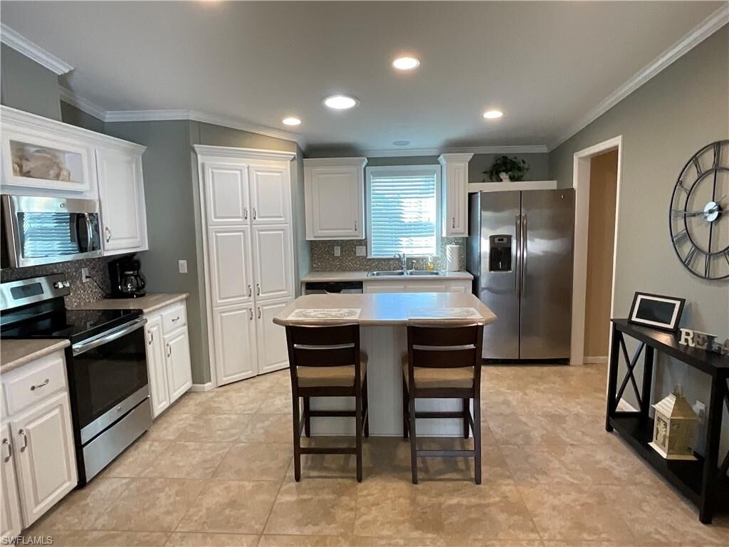 Property Photo:  423 Palm Dr 313  FL 34114 
