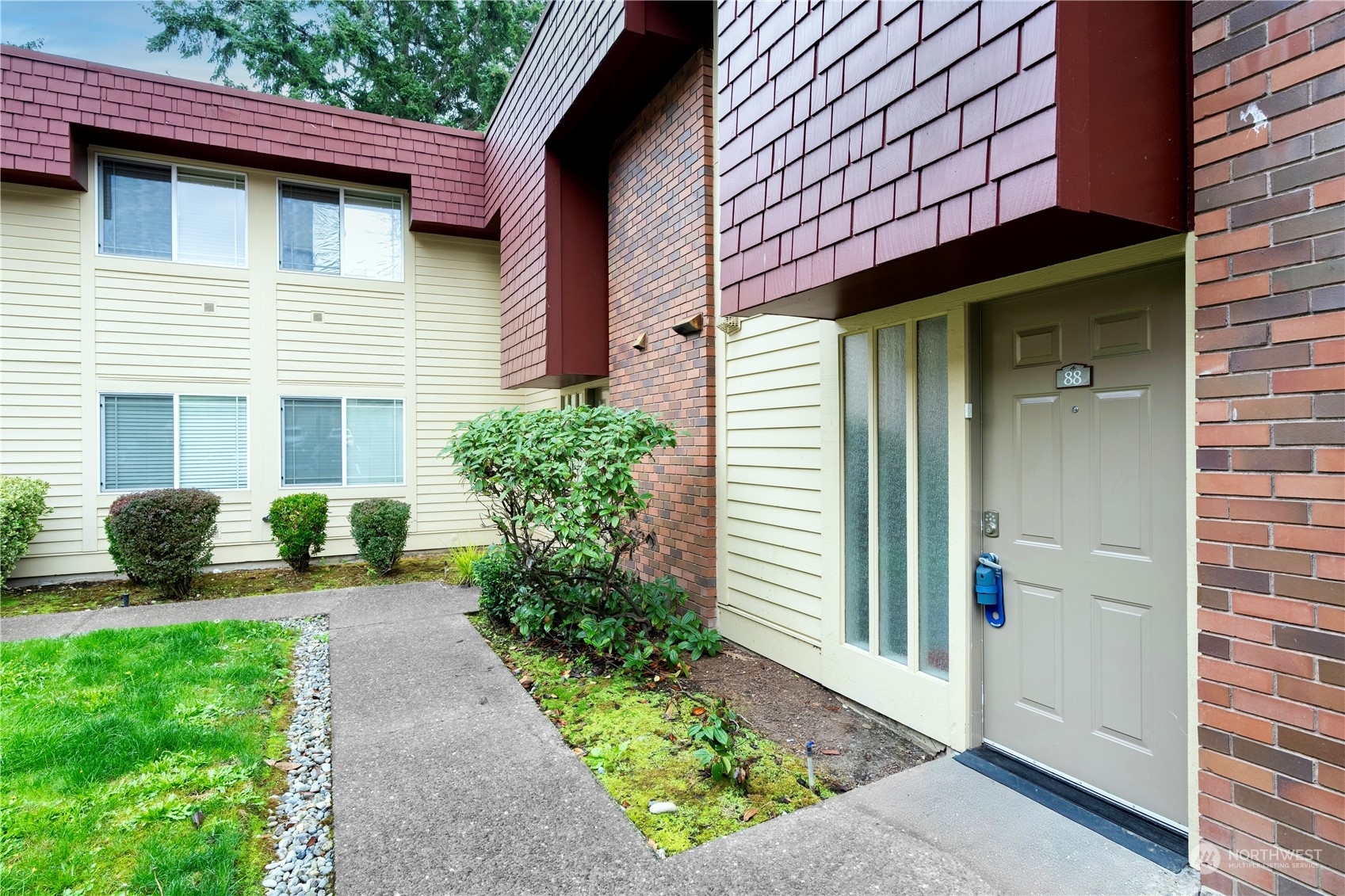 Property Photo:  504  142nd Avenue SE 88  WA 98007 