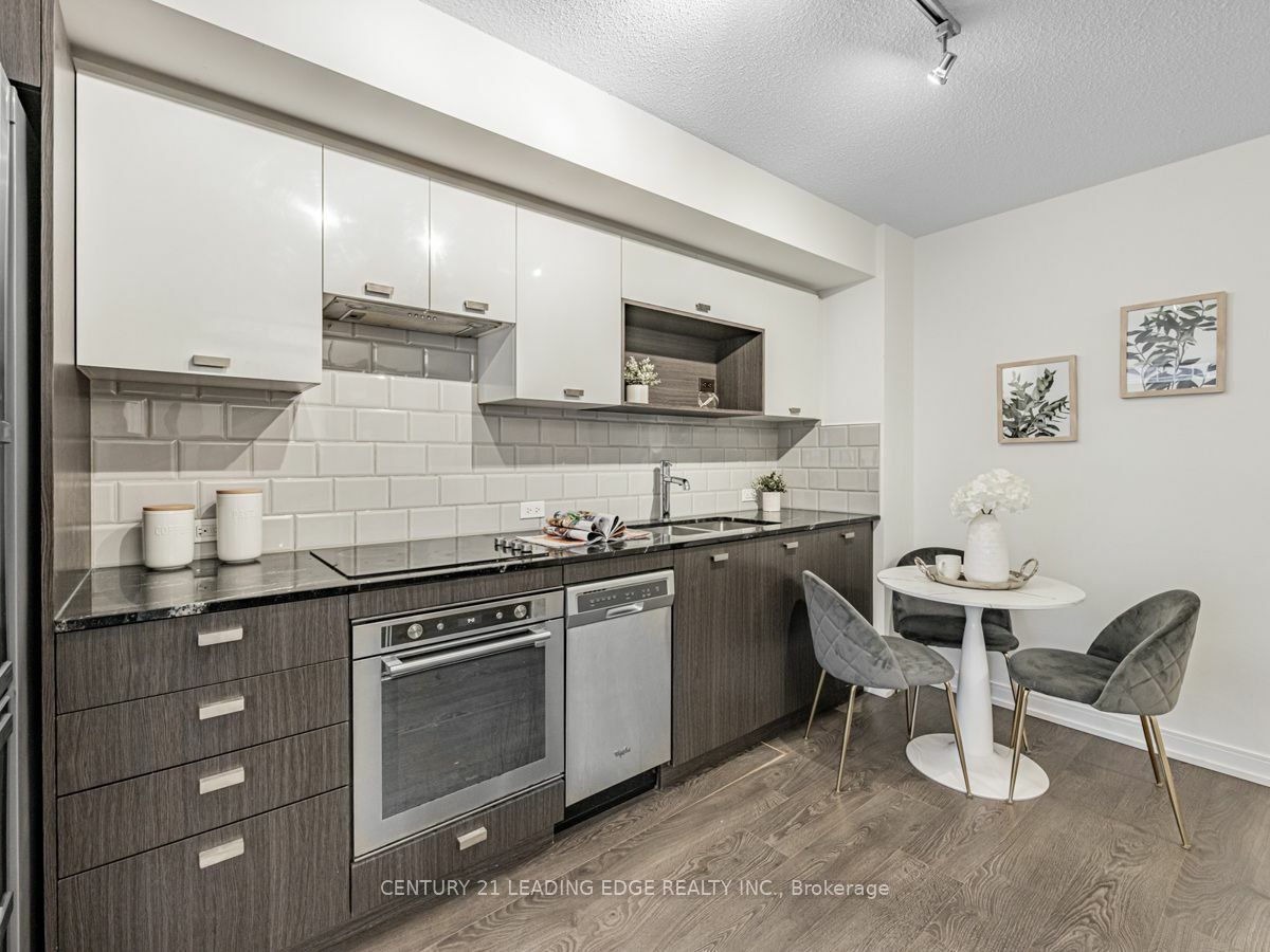 Property Photo:  255 Village Green Sq 811  ON M1S 0L7 