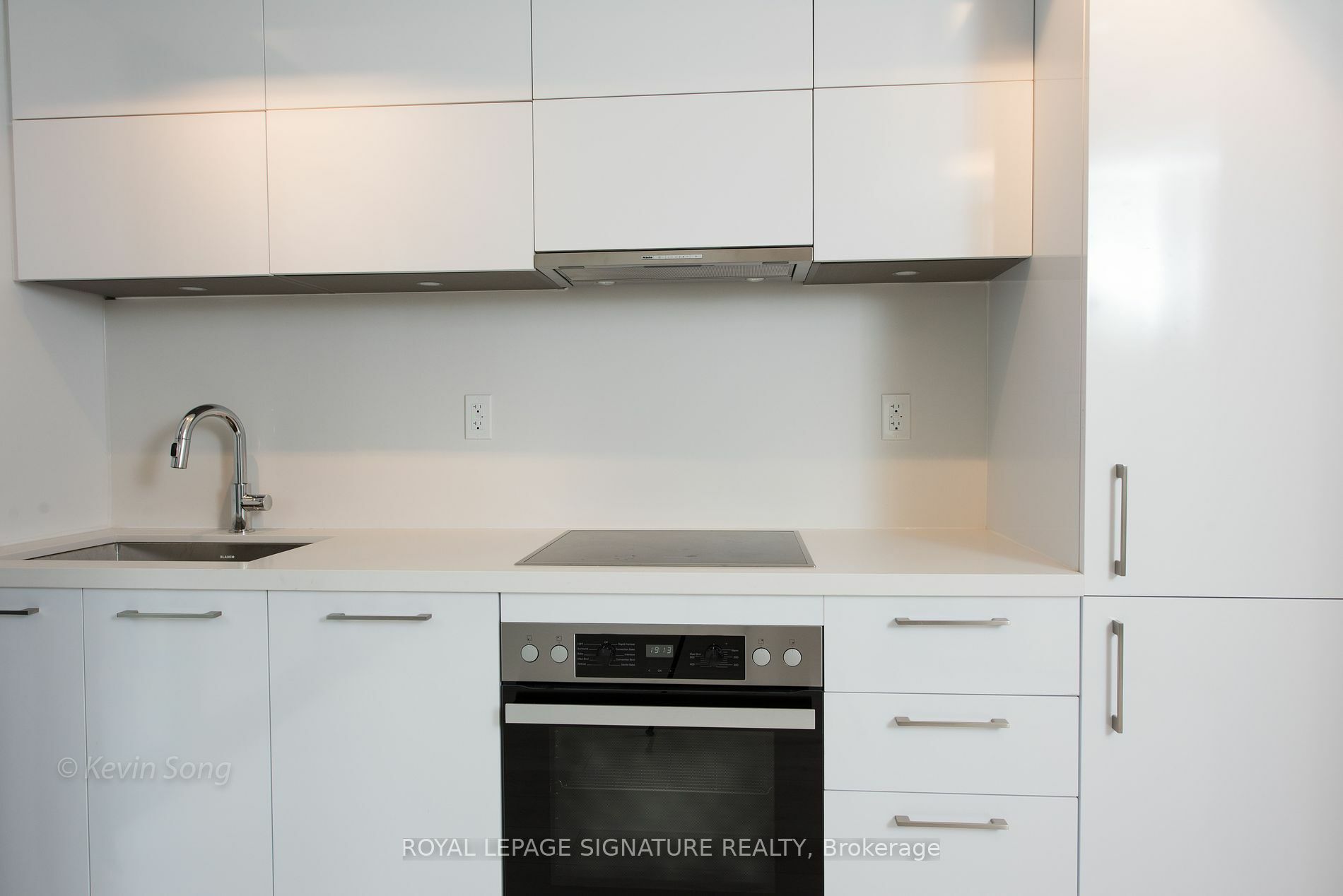 Property Photo:  188 Cumberland St 1801  ON M5R 0B6 