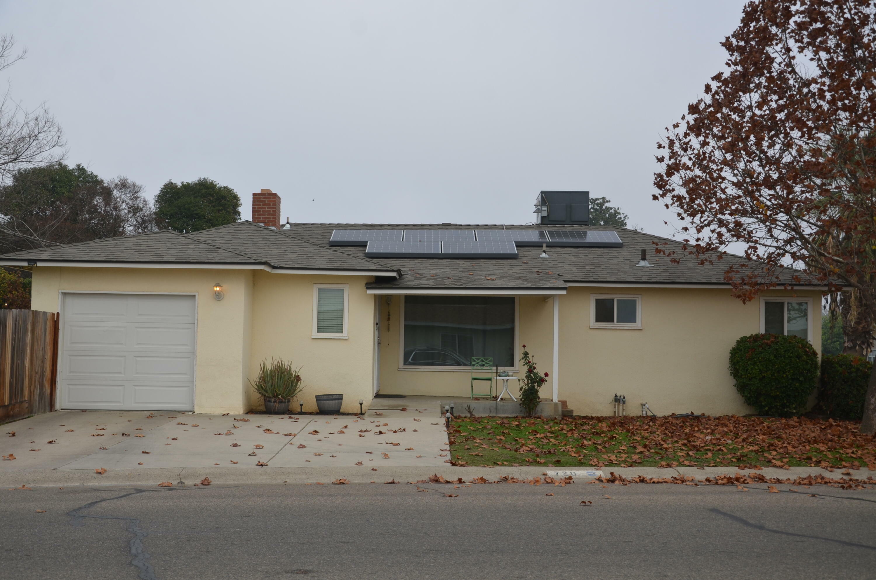 Property Photo:  720 S Burke Street  CA 93292 