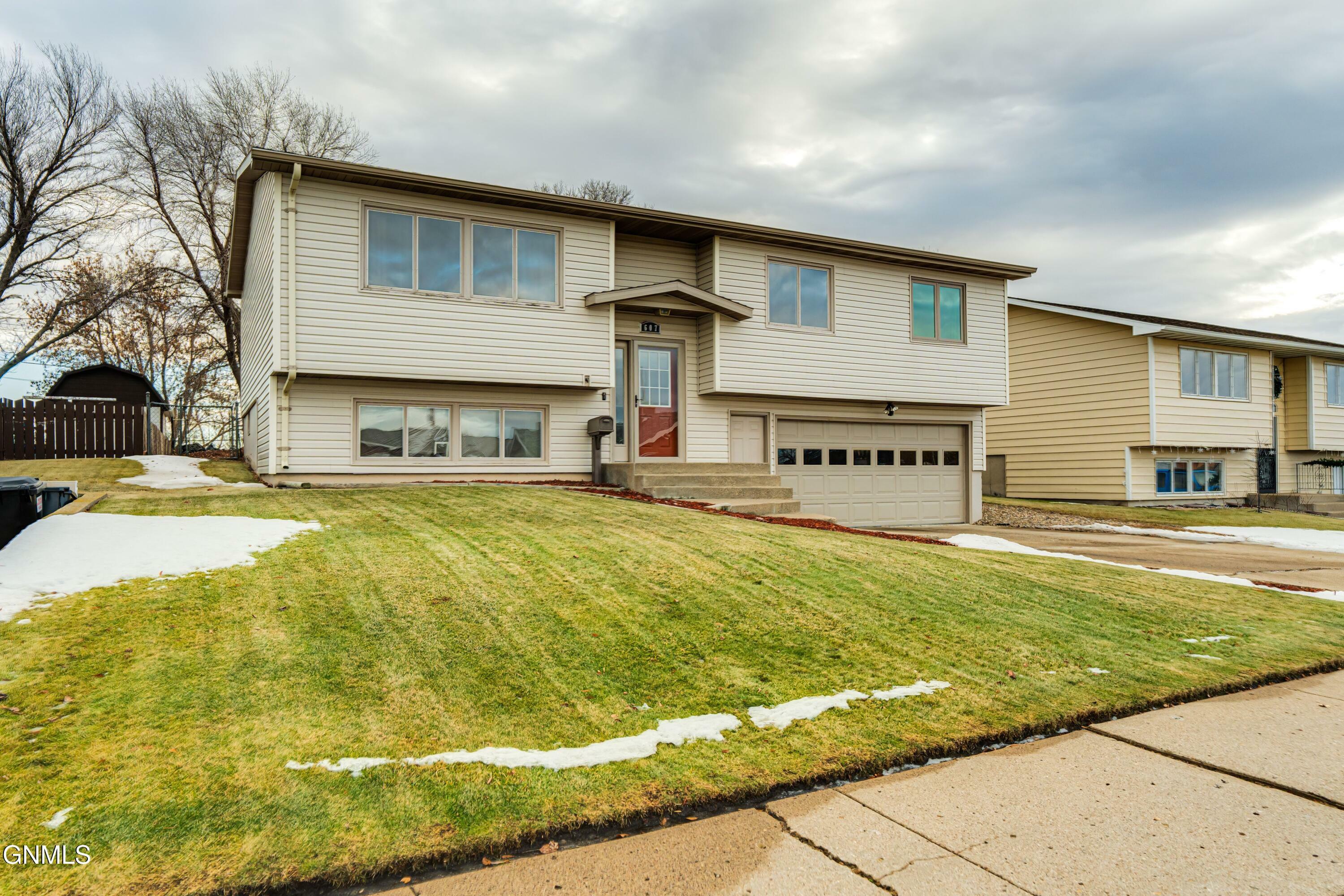 Property Photo:  607 12th Street NW  ND 58554 