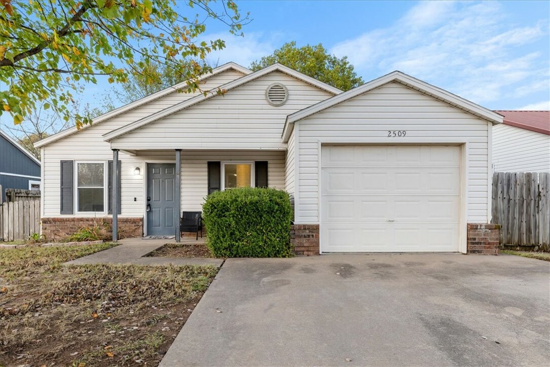 Property Photo:  2509 SE 4th Street  AR 72712 