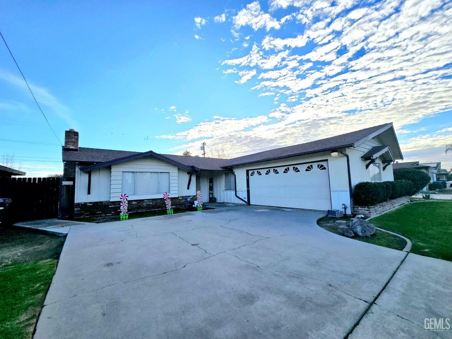 Property Photo:  2801 Cambria Avenue  CA 93304 