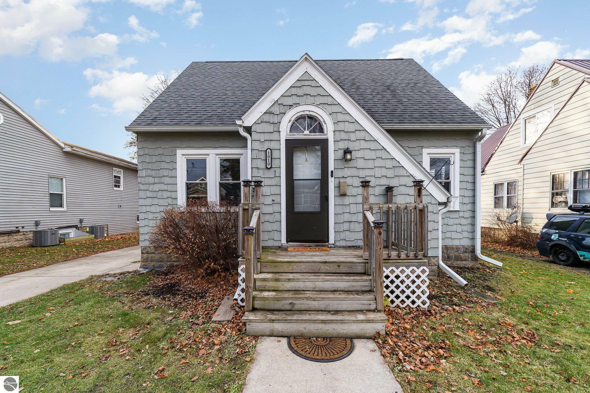 Property Photo:  1010 S Franklin  MI 48858 