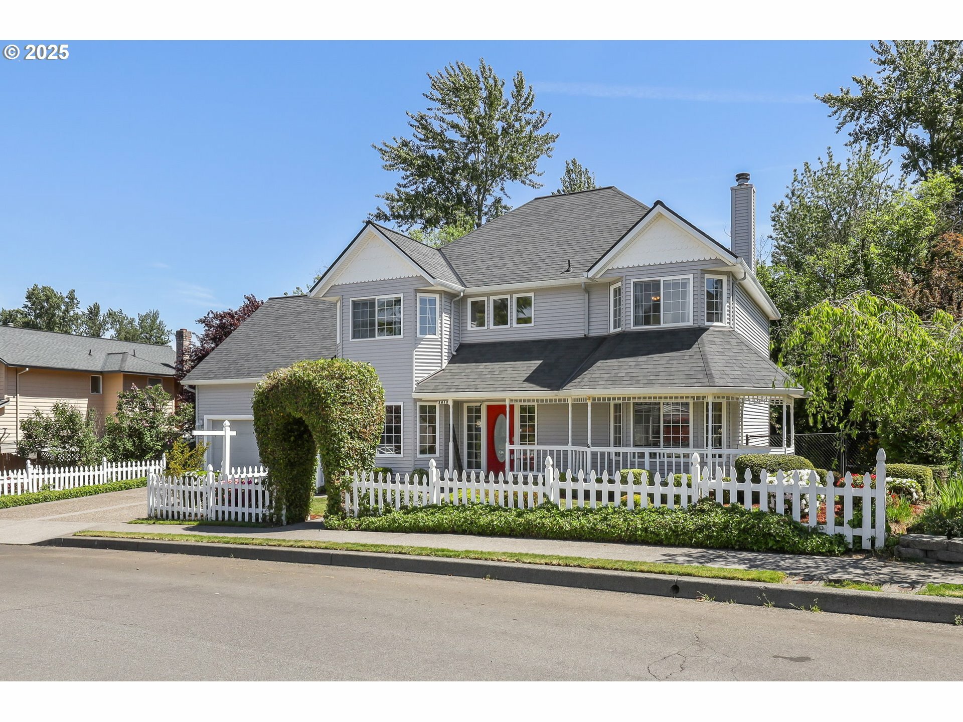 Property Photo: 2812 SW Mawrcrest Ave OR 97080